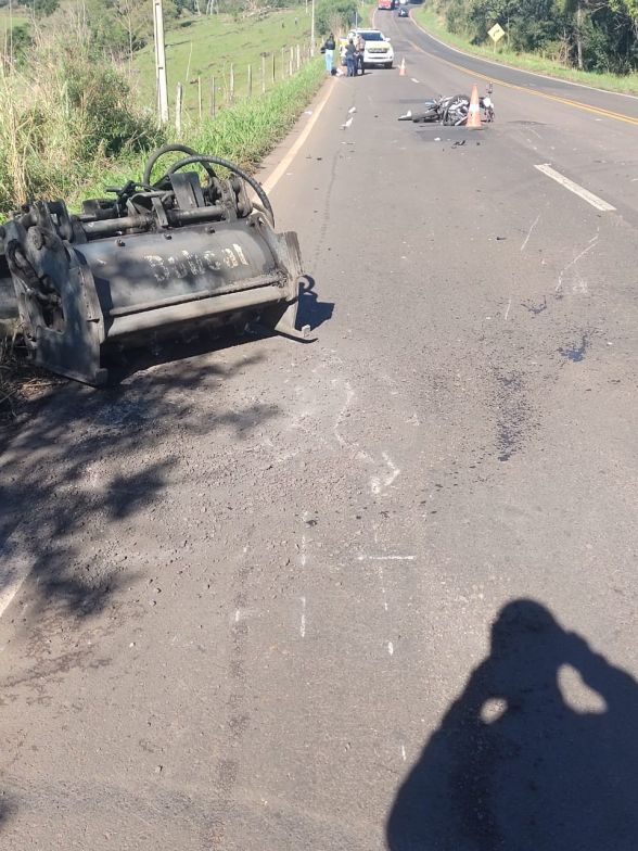 Motociclista é arremessado por 45 metros após colidir contra um