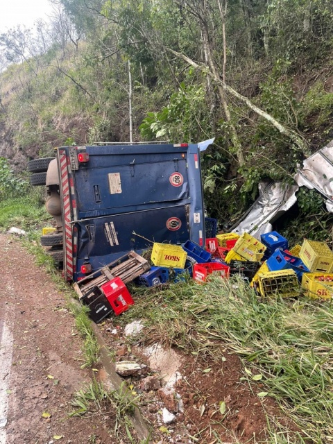 Caminhão carregado de cerveja tomba na SC 305