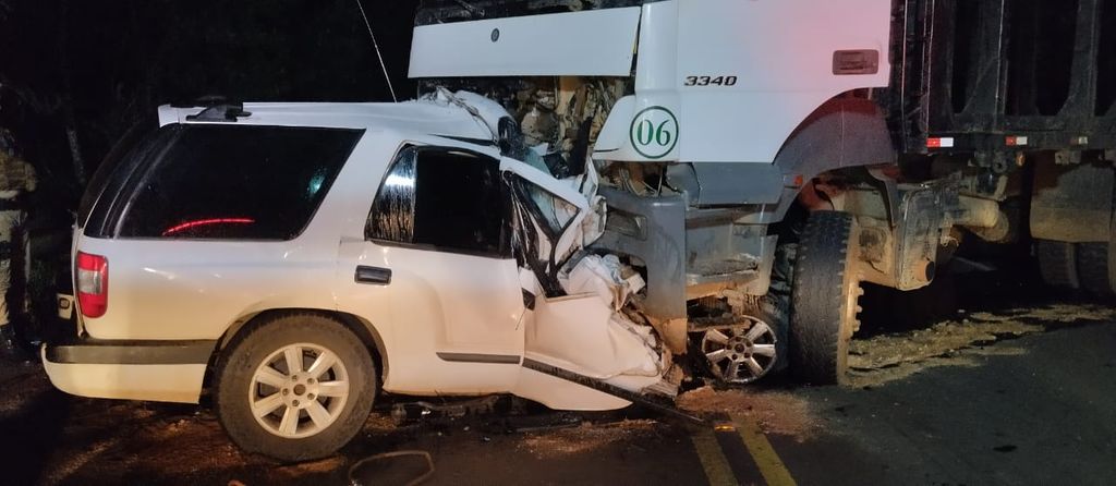 Grave acidente envolvendo caminhonete e caminhão deixa uma vítima fatal