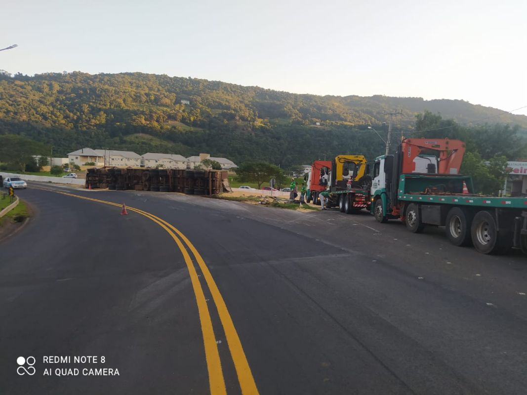 VÍDEO câmera de segurança flagra momento que caminhão tomba em Chapecó