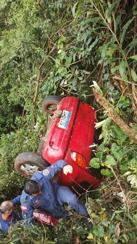 Mulher fica ferida após saída de pista seguida de capotamento na BR 282