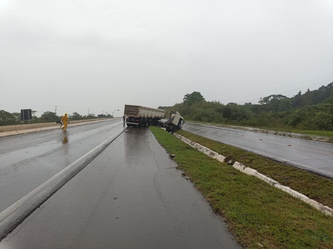 Saída de pista envolvendo um caminhão é registrada na BR 282 em Xanxerê