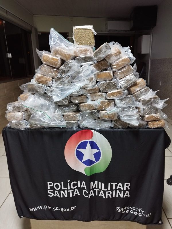 Jovem de 19 anos é preso mais de 18 kg de maconha escondidos em