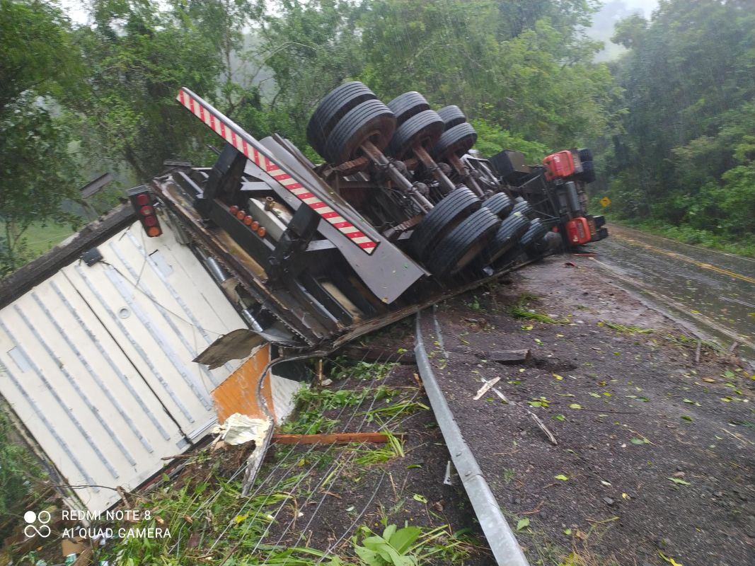 Motorista perde o controle de carreta e tomba às margens da SC 305 no