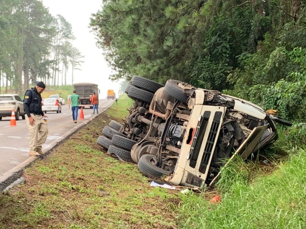 Caminhoneiro morre após tombar carreta na BR 282 em Xanxerê