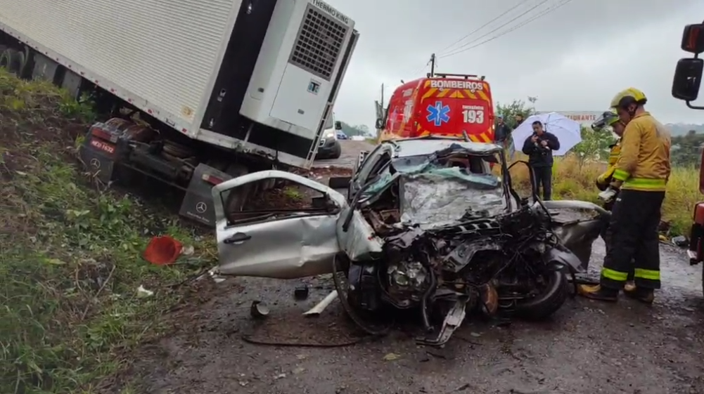 Urgente Grave Acidente Entre Dois Ve Culos E Um Caminh O Deixa Uma