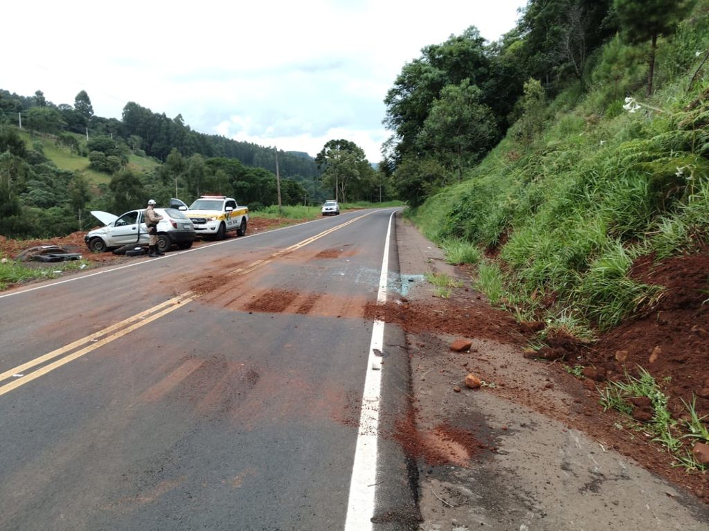 Motorista fica ferido após sair da pista e colidir contra barranco na