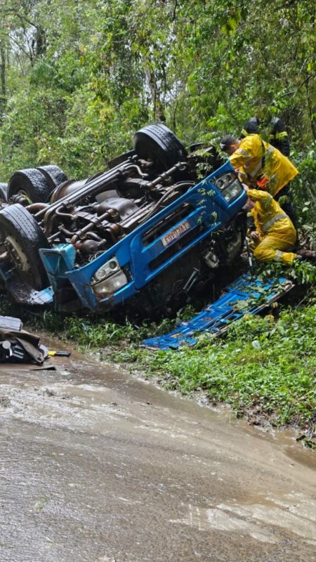 Caminhão carregado cimento tomba e deixa uma vítima fatal na SC 283