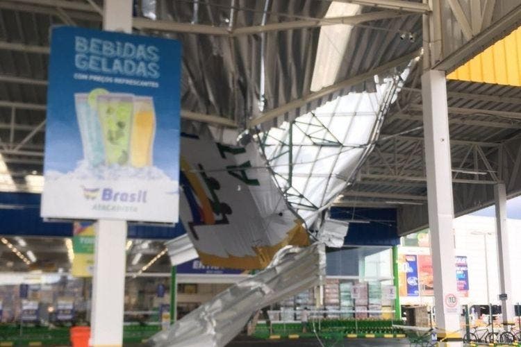 Telhado De Supermercado Em Santa Catarina Desaba Ap S Temporal