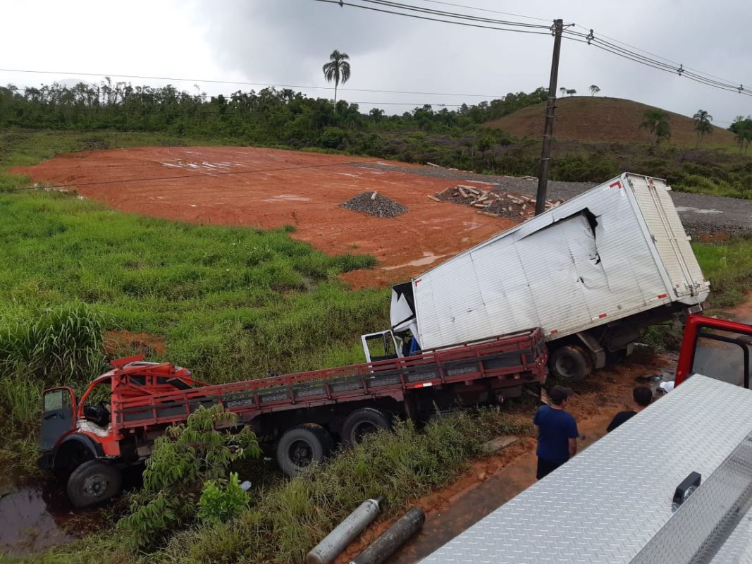 Homem Morre Ap S Grave Acidente Entre Caminh Es Em Santa Catarina