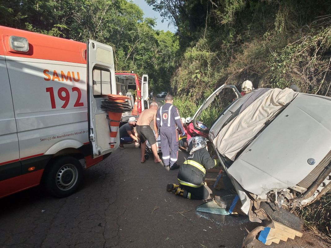 Casal fica ferido após colidir carro em paredão de pedras na SC 390 em