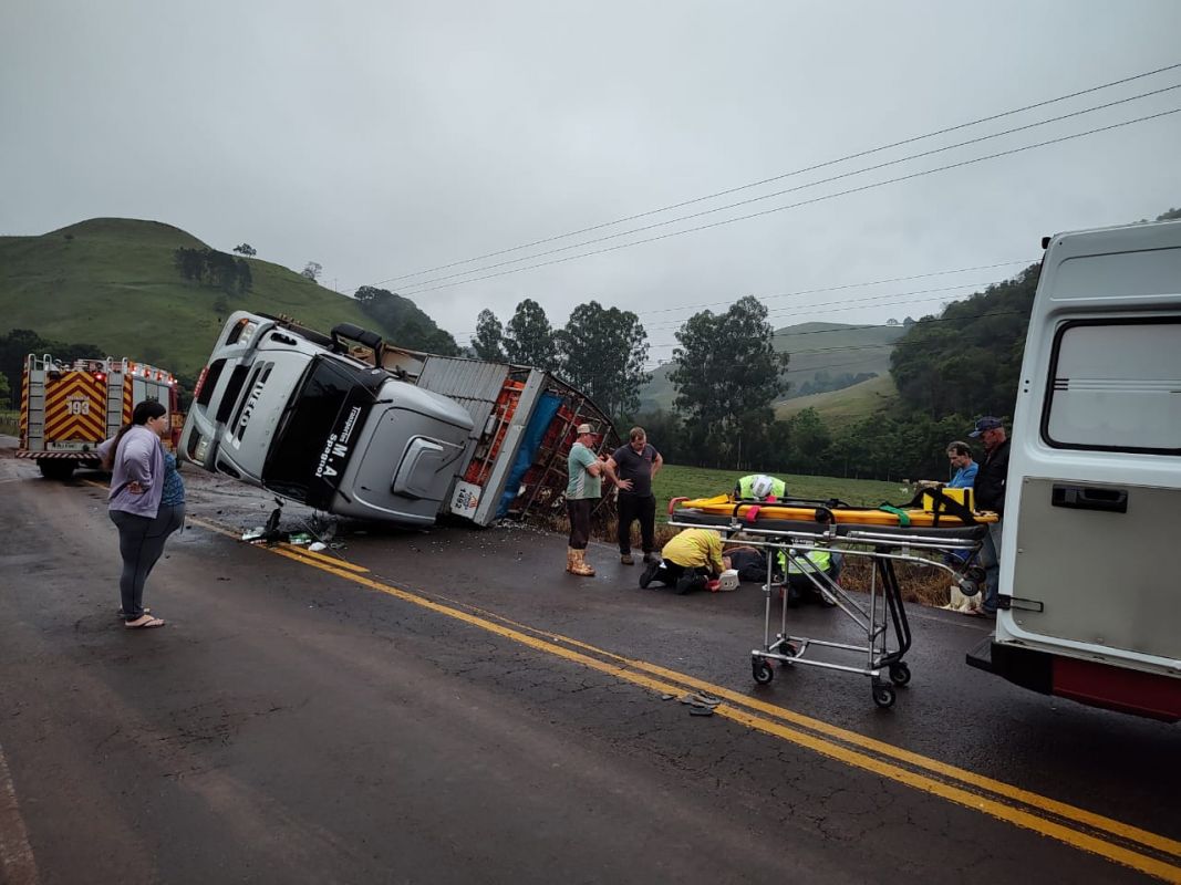 Motorista Fica Ferido Em Tombamento De Caminh O No Oeste