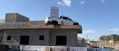 VÍDEO: um carro de 1,2 tonelada em cima de uma casa está chamando a atenção em Xanxerê!