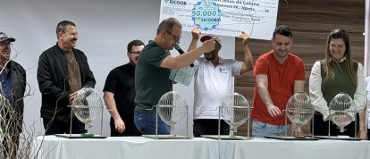 VÍDEO: Sicoob Credimoc entrega principal prêmio da rifa da Festa do Padroeiro 