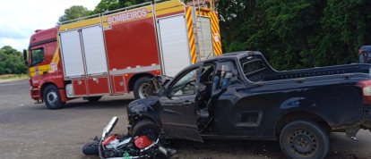 Acidente entre carro e motocicleta deixa jovem gravemente ferido na BR-282, no Meio-Oeste 