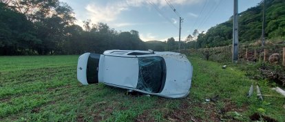 Saída de pista seguida de capotamento deixa mulher ferida na SC-150, em Água Doce