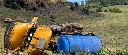Caminhão capota e deixa motorista ferido no interior de Tunápolis