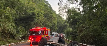Mulher morre e homem fica gravemente ferido após capotamento registrado no Meio-Oeste