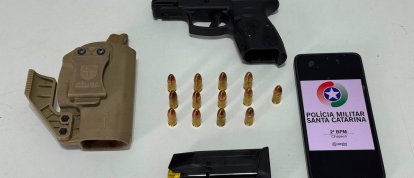 Homem é preso com pistola 9 mm durante cumprimento de mandado de internação compulsória em Chapecó