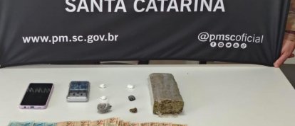 Homem é preso por tráfico de drogas após PM apreender cocaína, maconha e R$ 900 em Chapecó