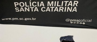 Homem é preso com arma furtada, munições e droga após perseguição policial em Chapecó