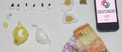 Mulher é presa por tráfico de drogas após tentar fugir da Polícia Militar