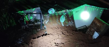 Desabamento de muro interdita casa e causa danos estruturais em Chapecó