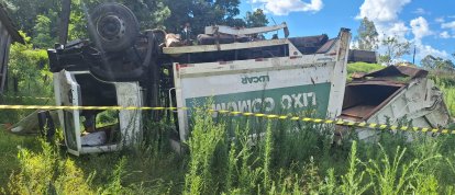 Condutor fica gravemente ferido após saída de pista e capotamento de caminhão na SC-161