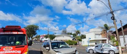 Colisão entre dois carros deixa quatro feridos em Faxinal dos Guedes