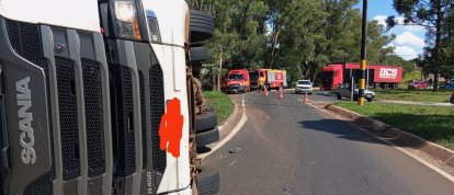Condutor sai ileso após carreta tombar na BR-282, em Pinhalzinho
