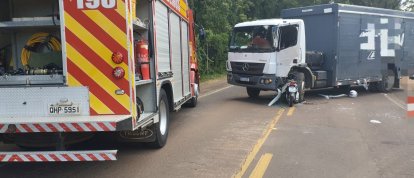 Colisão entre moto e caminhão deixa motociclista gravemente ferida no Extremo-Oeste