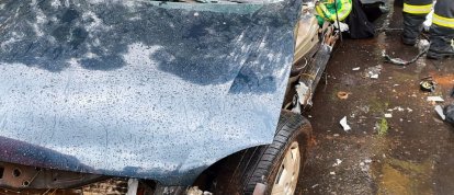 Condutor morre ao ser ejetado de veículo após colisão com caminhão em Chapecó