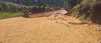 Tombamento de carreta na SC-160 deixa motorista ferido no Oeste