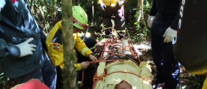 Bombeiros resgatam homem ferido em trilha de difícil acesso às margens do Rio Chapecozinho, em Xanxerê