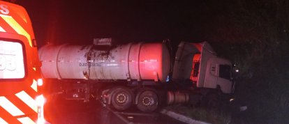 Motorista fica ferido após carreta sair da pista e colidir em barranco na BR-282