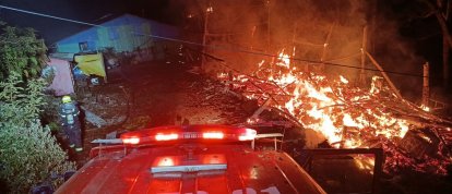 Incêndio destrói galpão e mobiliza bombeiros durante a madrugada em Riqueza, no Oeste
