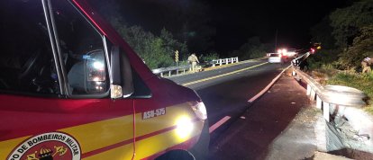 Caminhão sai da pista e cai de ponte na SC-283, em São Carlos