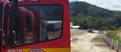 Incêndio atinge carga de maravalha em caminhão no interior de município do Meio-Oeste