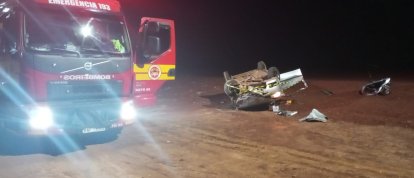 Motorista fica preso às ferragens após capotamento na BR-282 em Pinhalzinho