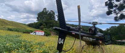 Caminhão tomba em ponte no interior de Xanxerê e motorista fica preso às ferragens