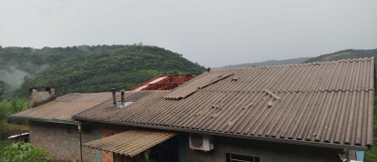 Ventos fortes destelham casas no interior de Xanxerê