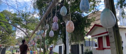 Praça Tiradentes recebe decoração especial de Páscoa em Xanxerê