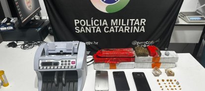 Polícia Militar prende dois homens por tráfico e recaptura foragido em Chapecó
