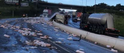 VÍDEO: carreta carregada com cortes de carne congelados tomba na curva do viaduto, em Xanxerê