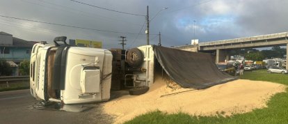 Carreta tomba e provoca filas na BR-282 em Chapecó