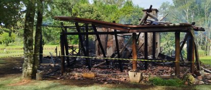 Incêndio destrói edificação de 75 m² no interior de município do Oeste