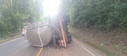 Caminhão sai da pista e tomba na SC-305, no Oeste 