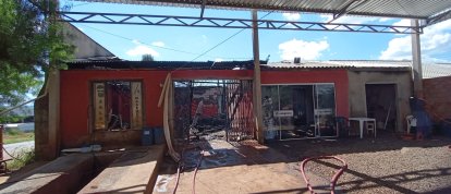 Incêndio atinge residência e mobiliza bombeiros em São Domingos