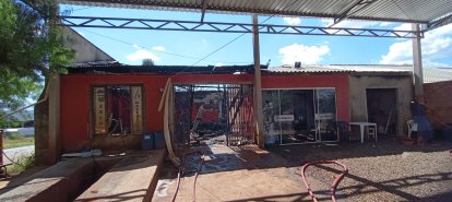 Incêndio atinge residência e mobiliza bombeiros em São Domingos