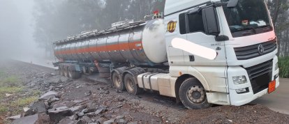 Caminhão sai da pista durante a madrugada na SC-305 em São Lourenço do Oeste